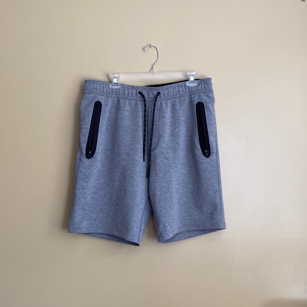 American Eagle Mens Jogger Short 9 inch inseam heathery gray with black accent